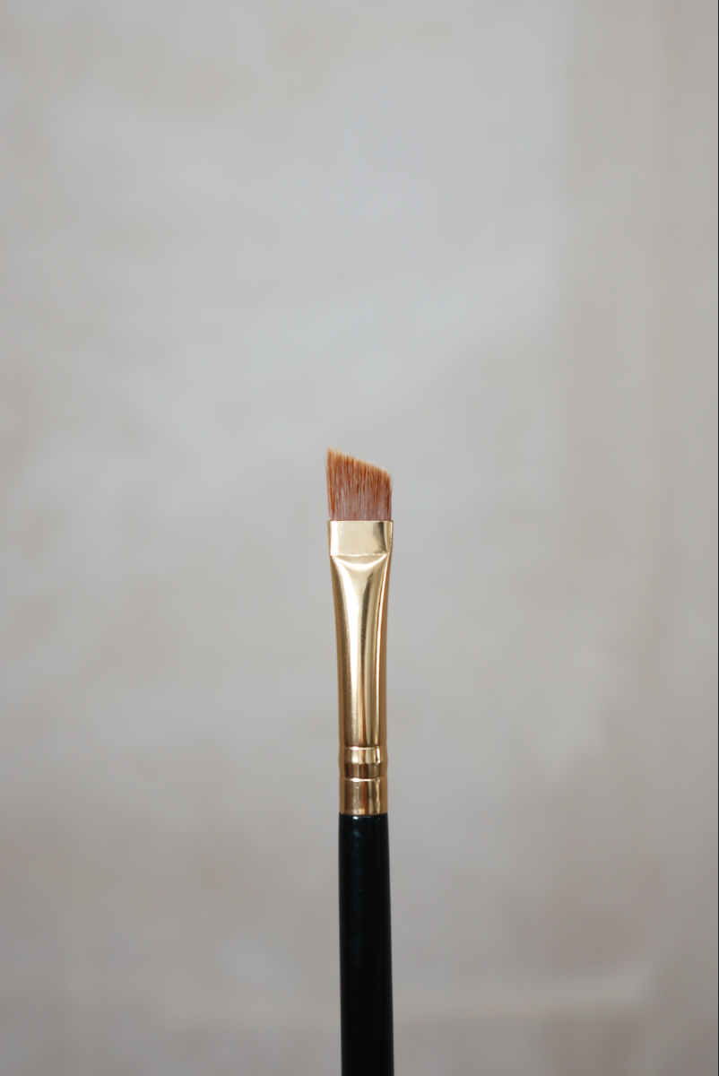 E9 - Angled Liner Brush